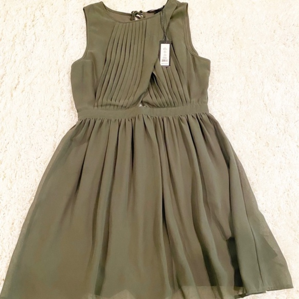 Romeo & Juliet Couture open back olive dress NWT